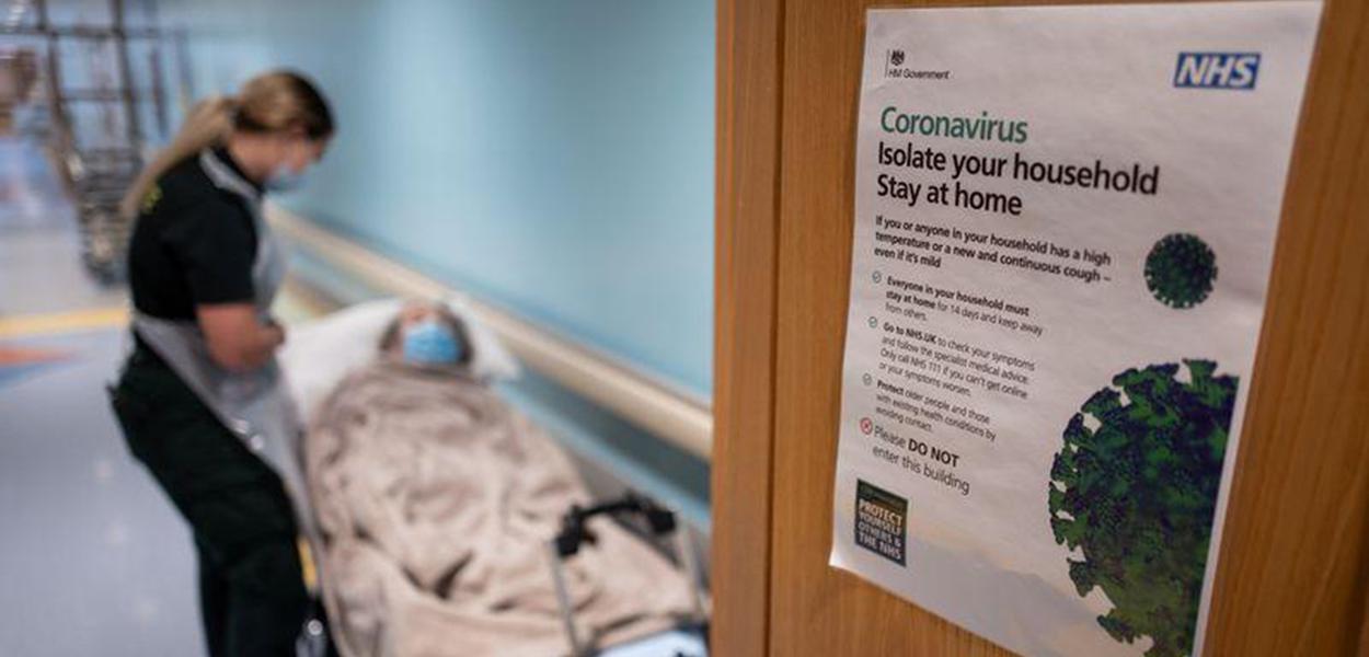 Cirurgião britânico alerta para sintoma "muito estranho" em pessoas com o coronavírus prolongado