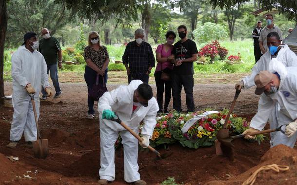 Homem que morreu de Covid-19 é sepultado no cemitério de Vila Formosa, em São Paulo, no Natal