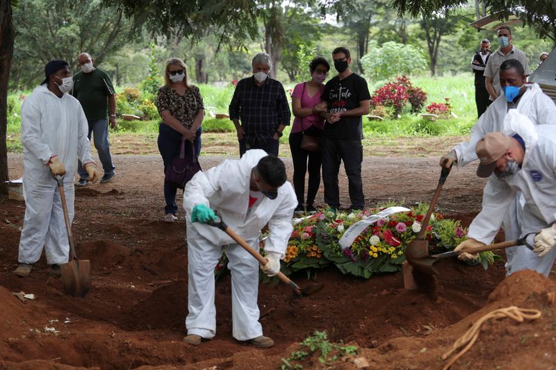 Homem que morreu de Covid-19 é sepultado no cemitério de Vila Formosa, em São Paulo, no Natal