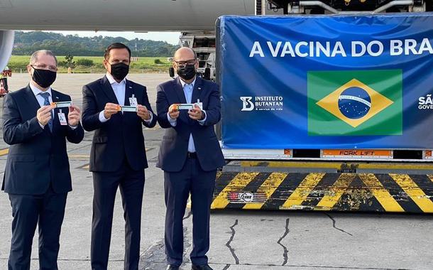 O governador de São Paulo, João Doria, acompanhado do secretário estadual de Saúde Jean Gorinchteyn e do diretor do Instituto Butantan, Dimas Covas, recebe lote com insumos da CoronaVac