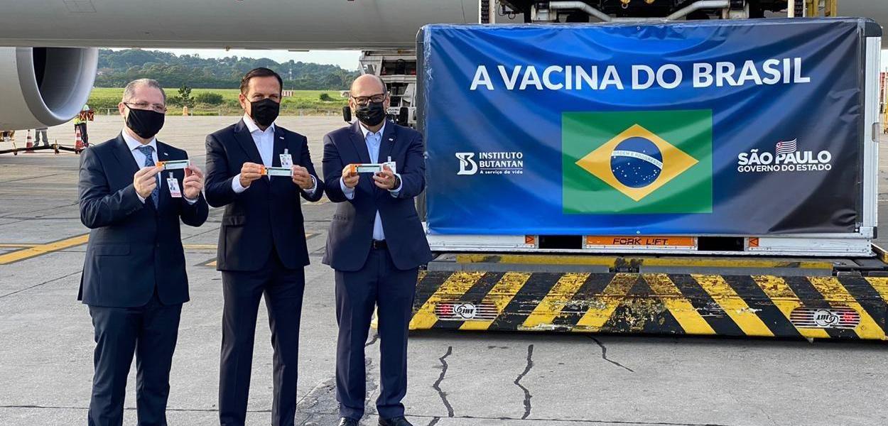 O governador de São Paulo, João Doria, acompanhado do secretário estadual de Saúde Jean Gorinchteyn e do diretor do Instituto Butantan, Dimas Covas, recebe lote com insumos da CoronaVac