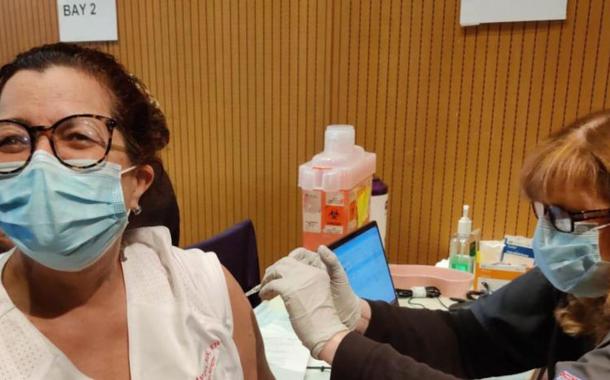 Myriam Marques, enfermeira em NY, toma vacina contra o coronavírus