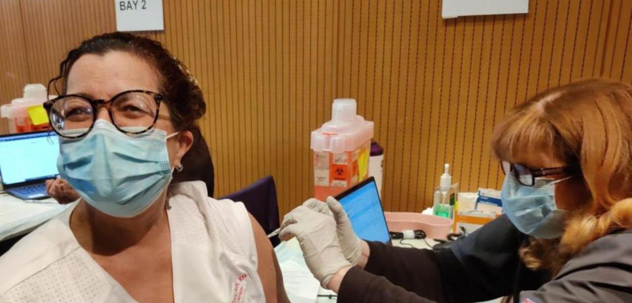 Myriam Marques, enfermeira em NY, toma vacina contra o coronavírus