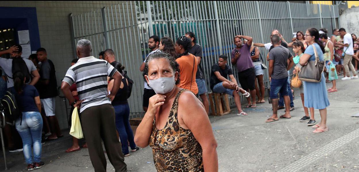 Fila para o auxílio emergencial