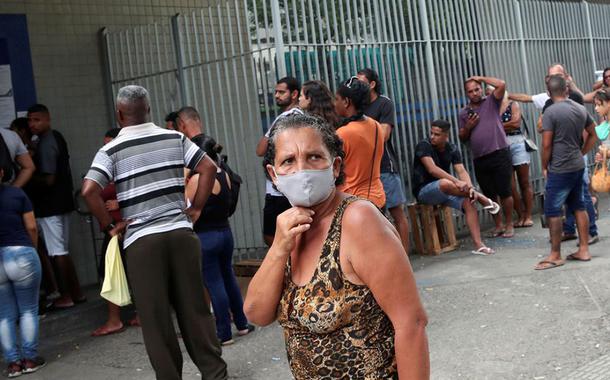 Fila para o auxílio emergencial