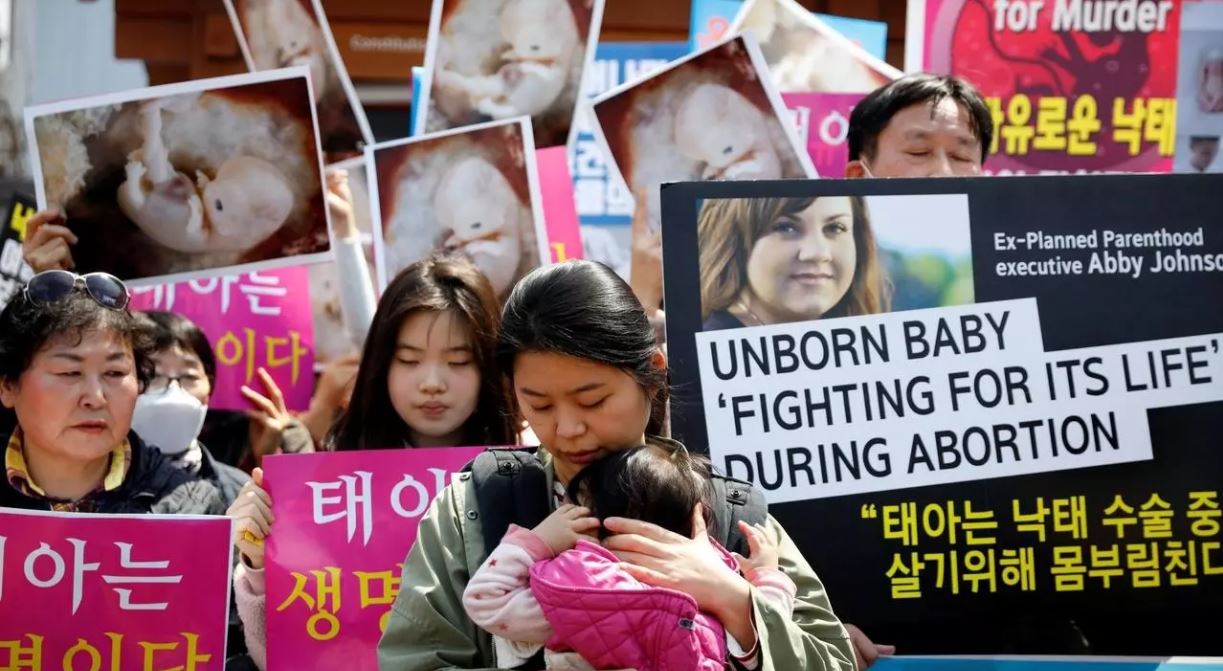 Ativistas pró-aborto diante do Tribunal Constitucional de Seul, aguardando julgamento em 11 de abril de 2019