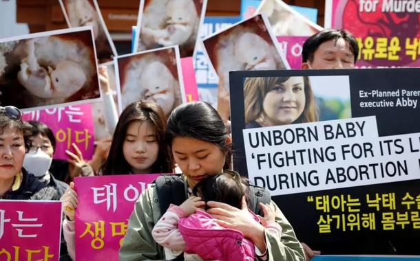 Ativistas pró-aborto diante do Tribunal Constitucional de Seul, aguardando julgamento em 11 de abril de 2019