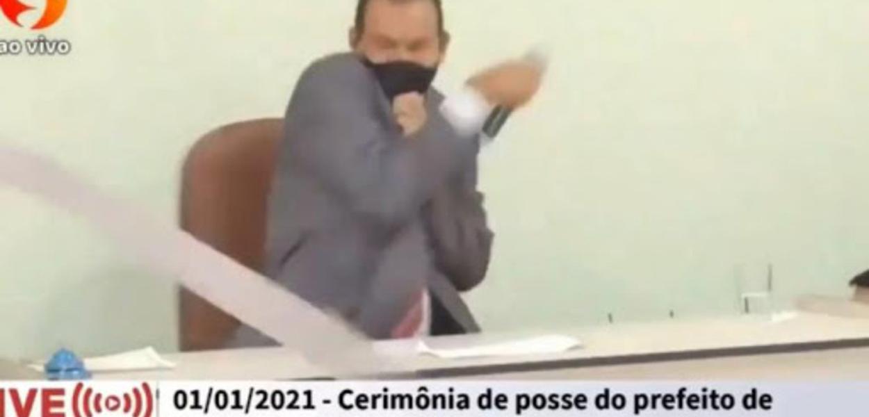 Prefeito de Tabocas é atacado por enxada arremessada pela janela da Câmara de Vereadores