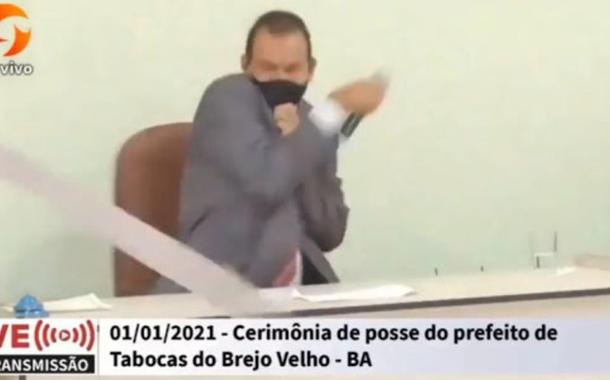 Prefeito de Tabocas é atacado por enxada arremessada pela janela da Câmara de Vereadores