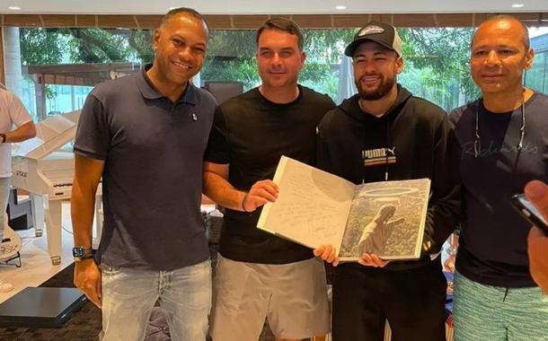 Neymar é recebido por equipe do Maracanã e Flávio Bolsonaro