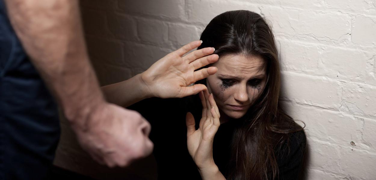 O estado da Bahia registra 15.751 casos de violência contra a mulher, desde o início do ano até meados de maio. O balanço inclui crimes como homicídio, tentativa de homicídio, feminicídio, estupro, lesão corporal e ameaça; os dados foram divulgados nesta sexta-feira pela Secretaria de Segurança Pública, que considerou, para o levantamento, somente as vítimas maiores de 18 anos; do total, 125 mulheres foram assassinadas, e apesar do número de homicídios, somente 14 deles foram considerados feminicídio, qualificadora da pena que considera o gênero como motivação para o crime