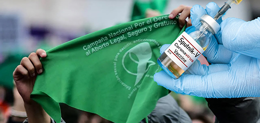 Imagem de pessoas que apoiam a descriminalização do aborto do lado de fora do Congresso argentino, em 11 de dezembro de 2020