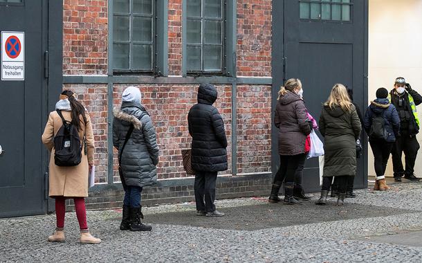 Pessoas fazem fila perto de centro de vacinação contra Covid-19 na região de Berlim