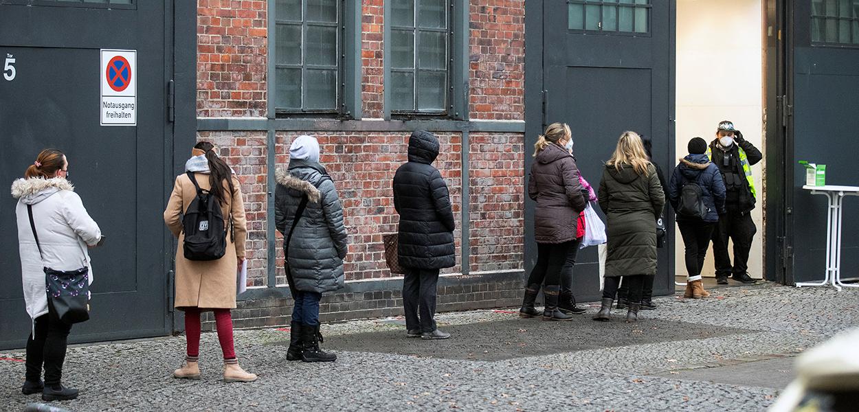 Pessoas fazem fila perto de centro de vacinação contra Covid-19 na região de Berlim