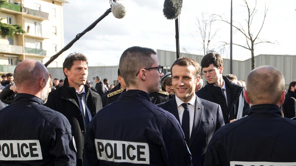Emmanuel Macron com a polícia