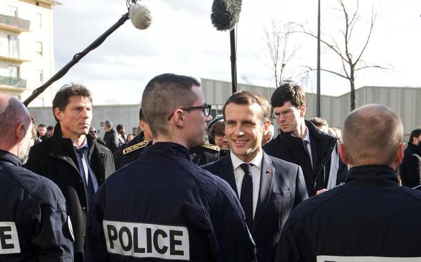 Emmanuel Macron com a polícia