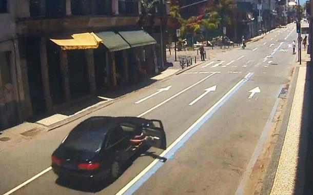 Flagrante de agressão em frente a delegacia no Rio