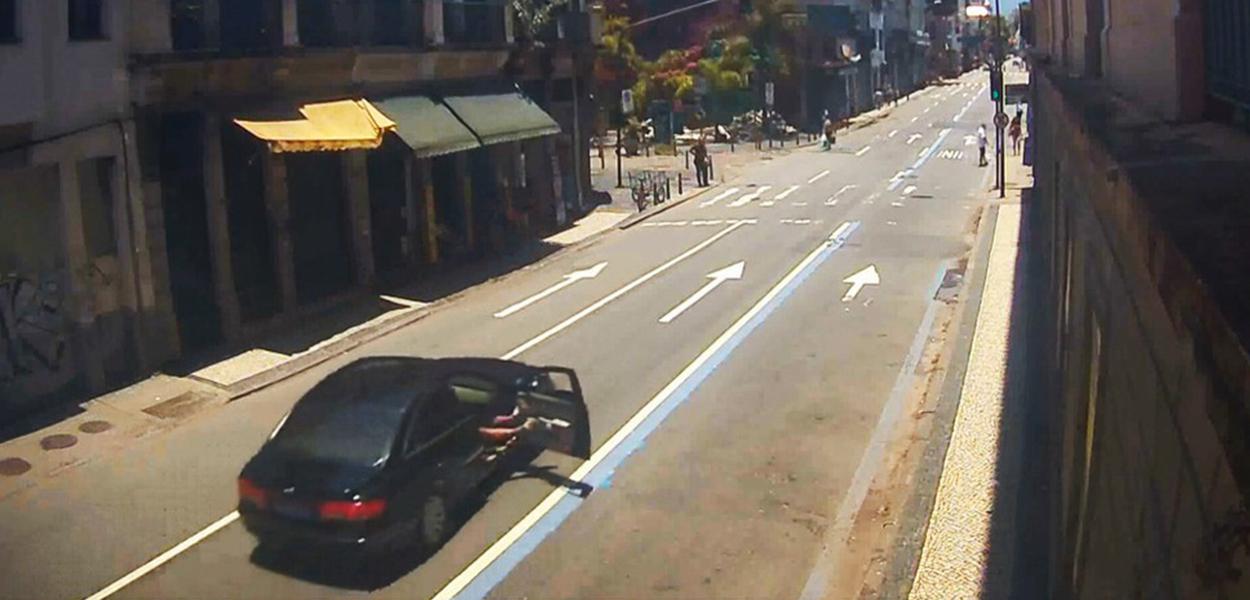 Flagrante de agressão em frente a delegacia no Rio