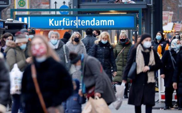 Portando máscaras, pessoas transitam em rua de comércio em Berlim, Alemanha. 05/12/2020