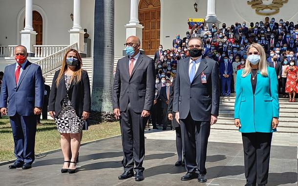 Nova Assembleia Nacional tem 90% de deputados do partido governante e será presidida por Jorge Rodríguez (ao centro)