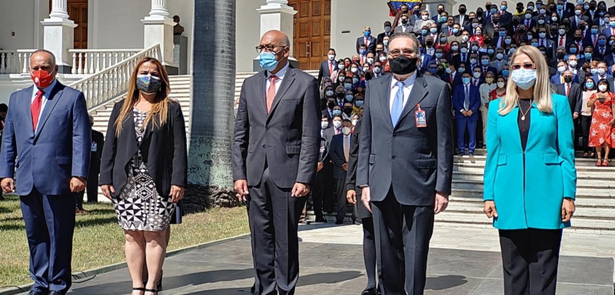 Nova Assembleia Nacional tem 90% de deputados do partido governante e será presidida por Jorge Rodríguez (ao centro)