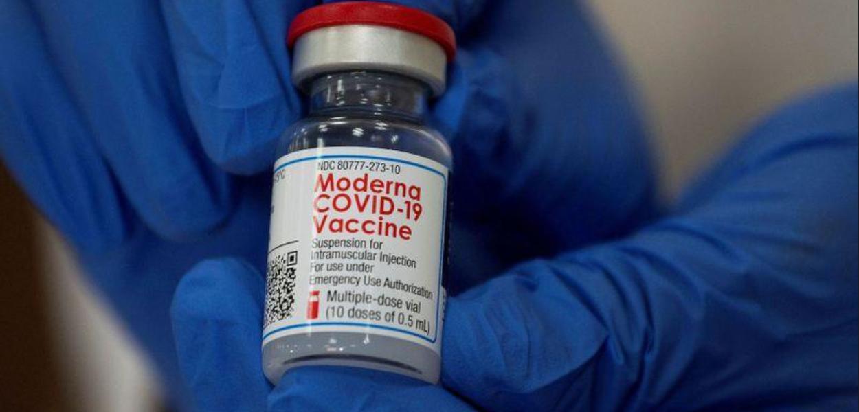 Profissional de saúde segura frasco de vacina da Moderna contra o coronavírus em hospital de Nova York (EUA)