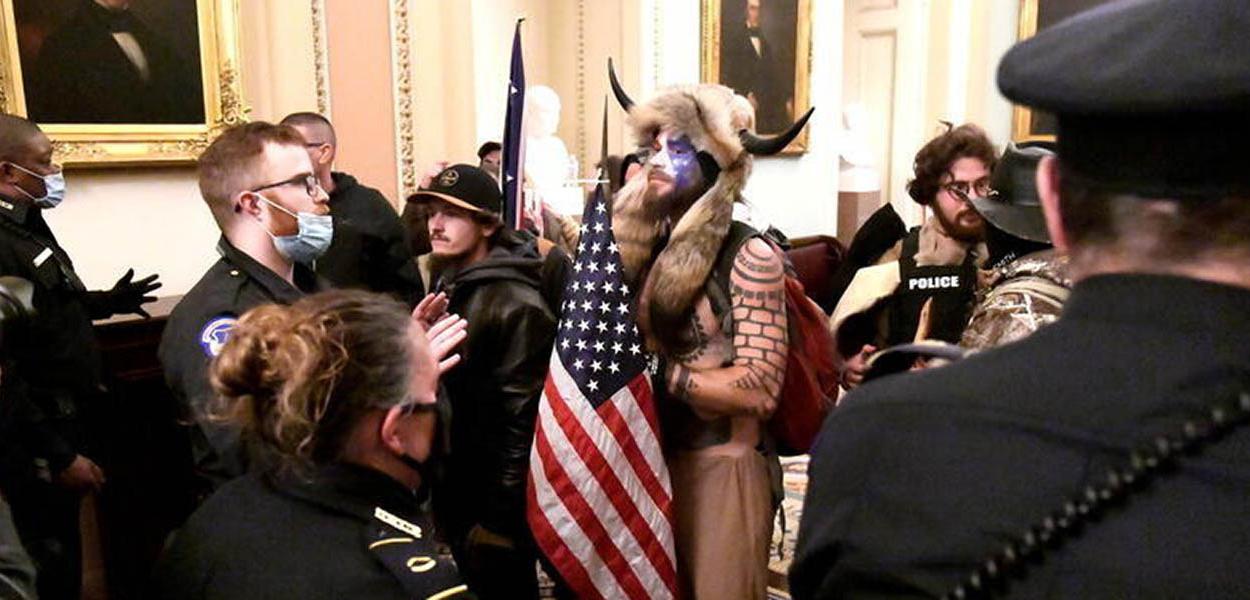 Seguidor de Trump fantasiado invade Capitólio