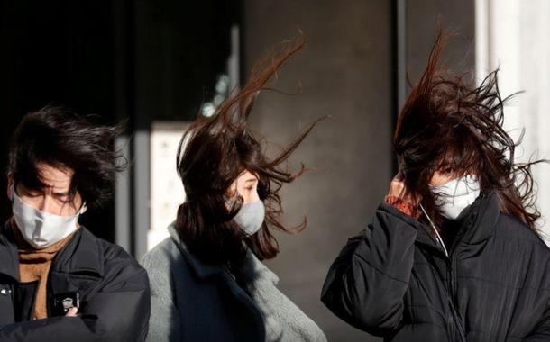Pedestres em rua de Tóquio