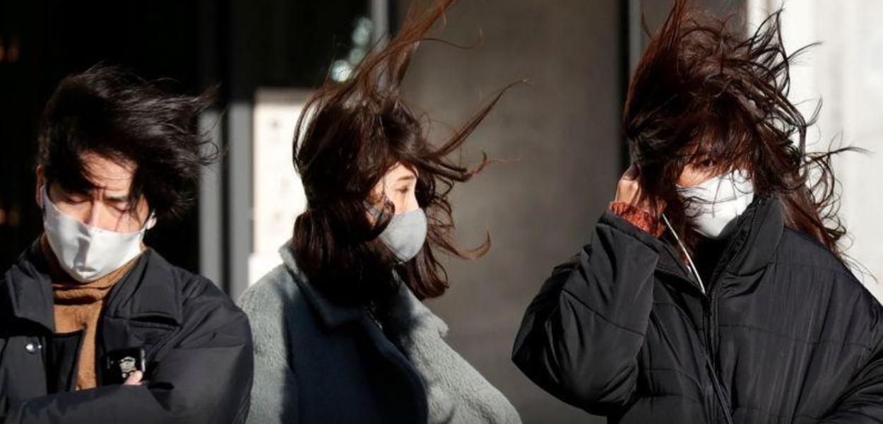 Pedestres em rua de Tóquio