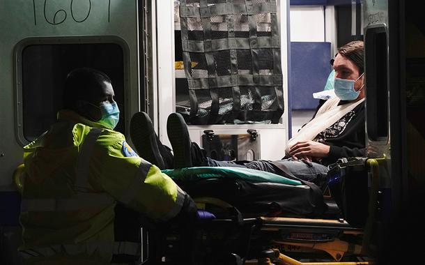 Paciente chega ao hospital comunitário de Huntington Park, na Califórnia, em meio à pandemia de coronavírus