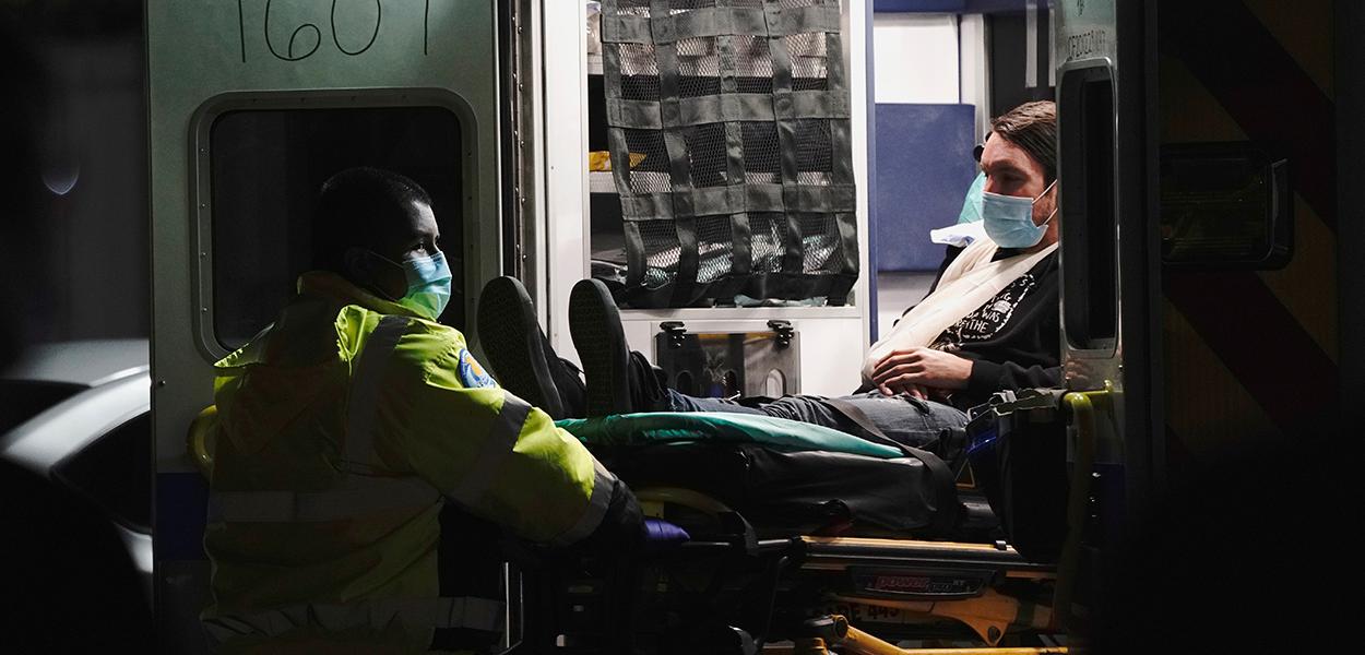 Paciente chega ao hospital comunitário de Huntington Park, na Califórnia, em meio à pandemia de coronavírus