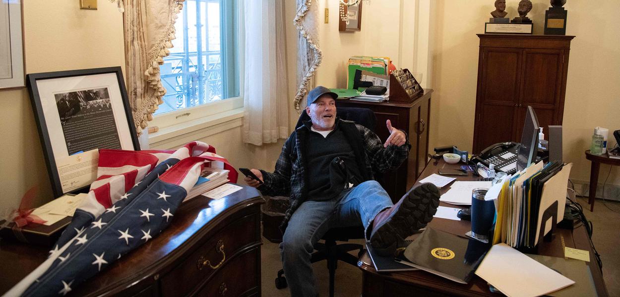 Richard Barnett tira foto em escritório de Nancy Pelosi
