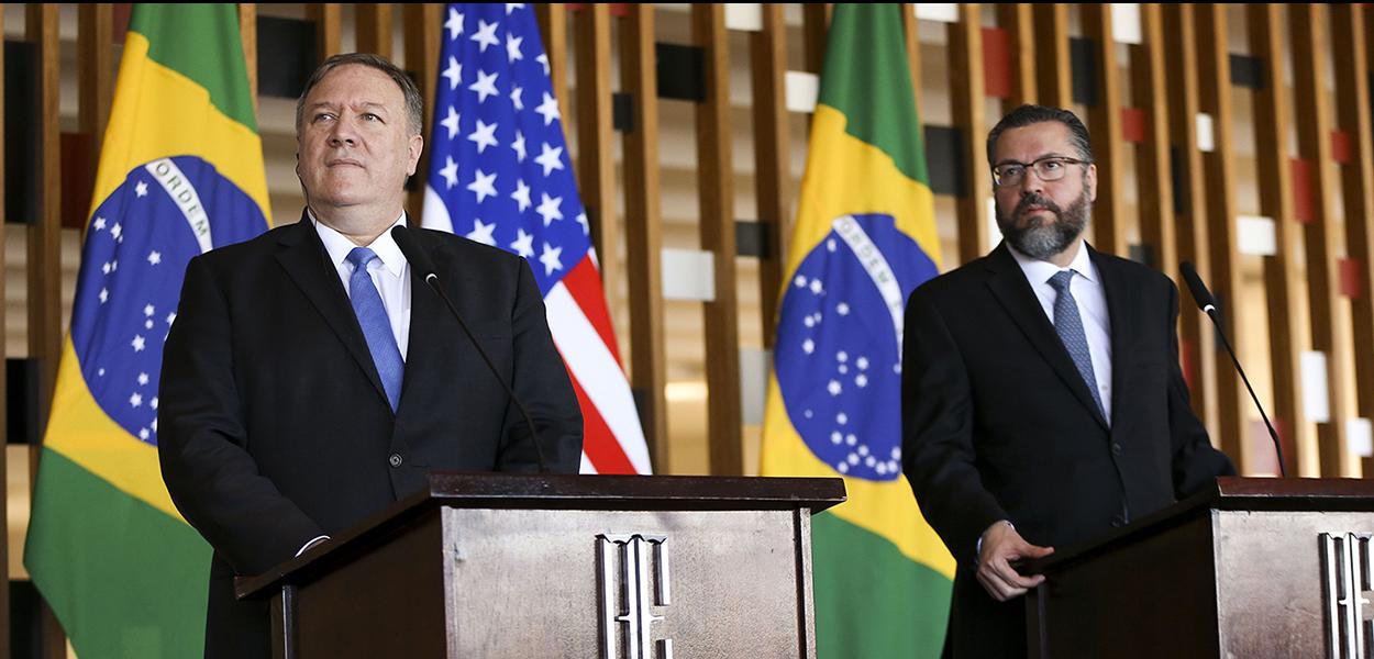 O chanceler brasileiro, Ernesto Araújo, e o secretário de Estado dos Estados Unidos, Mike Pompeo, durante entrevista coletiva no Palácio do Itamaraty em Brasília - 02/01/2019