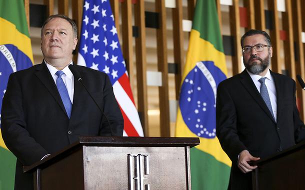 O chanceler brasileiro, Ernesto Araújo, e o secretário de Estado dos Estados Unidos, Mike Pompeo, durante entrevista coletiva no Palácio do Itamaraty em Brasília - 02/01/2019