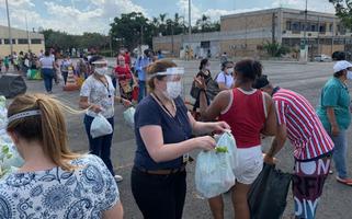 Distribuição de alimentos na Ceagesp