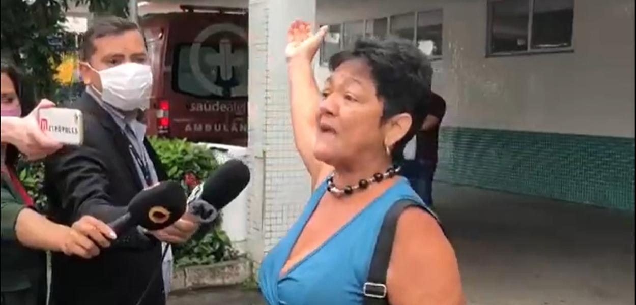 Mulher reclama da transferência de parente