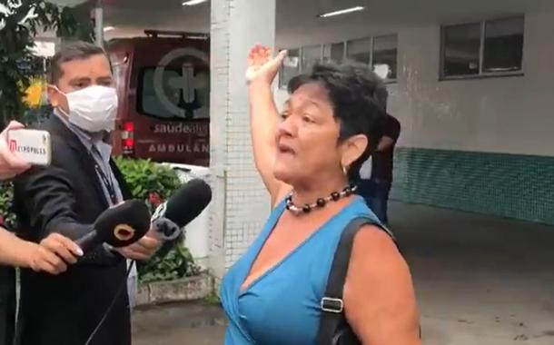 Mulher reclama da transferência de parente