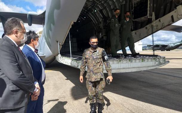 Governador do Piauí, Wellington Dias, recebe avião com CoronaVac no estado
