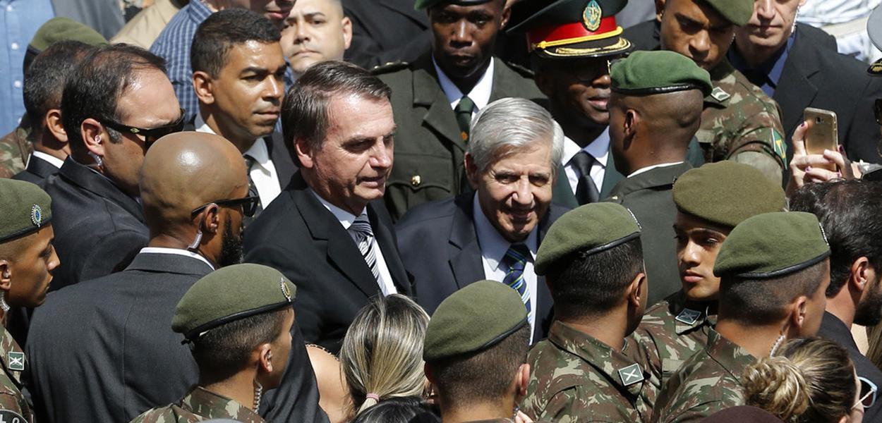 Jair Bolsonaro, o general Augusto Heleno (ministro do GSI) e militares