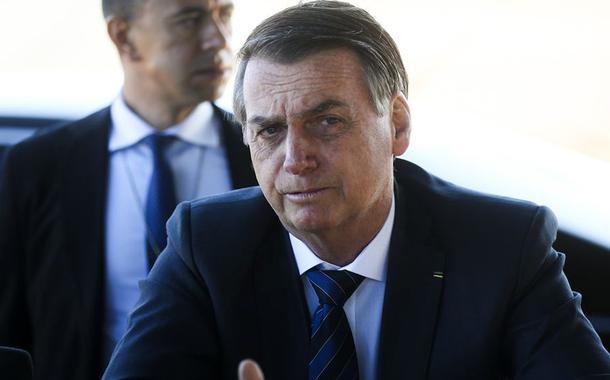 Presidente Jair Bolsonaro fala ࠩmprensa ao sair do Palᣩo da Alvorada