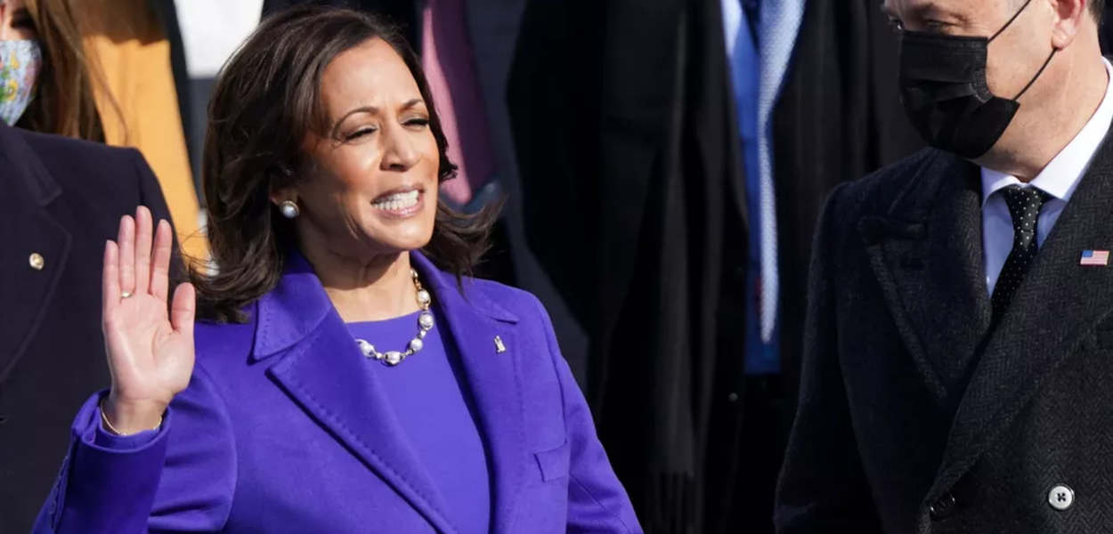 Kamala Harris presta juramento como vice-presidente dos EUA durante a posse de Joe Biden como 46º presidente dos Estados Unidos na Frente Oeste do Capitólio dos EUA, em Washington, nesta quarta (20)