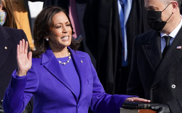 Kamala Harris presta juramento como vice-presidente dos EUA durante a posse de Joe Biden como 46º presidente dos Estados Unidos na Frente Oeste do Capitólio dos EUA, em Washington, nesta quarta (20)