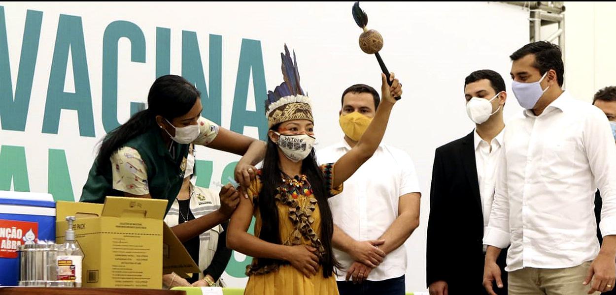 Vacinação no Amazonas começa e profissional de enfermagem de origem indígena é primeira imunizada Manaus, 19/01/2021