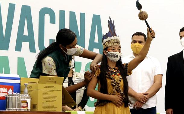 Vacinação no Amazonas começa e profissional de enfermagem de origem indígena é primeira imunizada Manaus, 19/01/2021