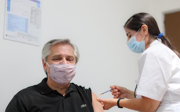 Presidente da Argentina, Alberto Fernandez, recebe dose da vacina russa Sputnik V