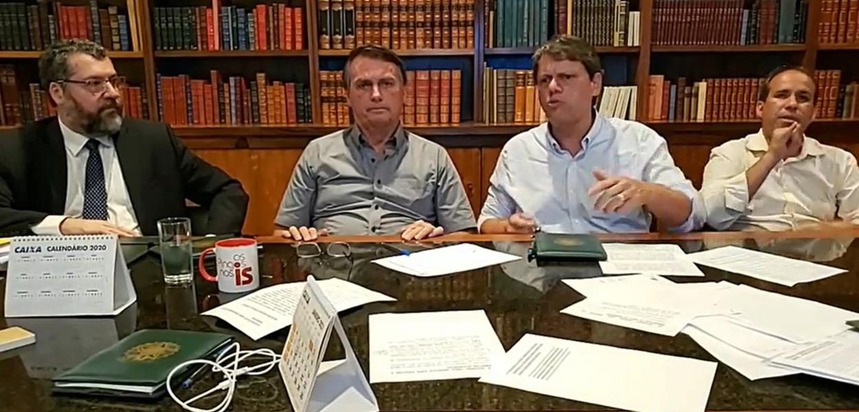 Em live semanal, Jair Bolsonaro demonstra insatisfação com pessoa de máscara