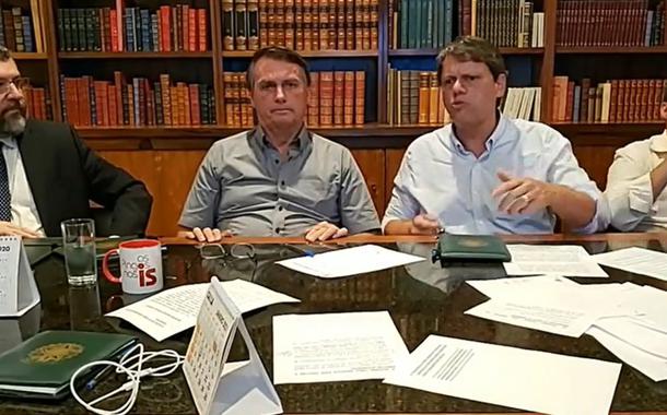 Em live semanal, Jair Bolsonaro demonstra insatisfação com pessoa de máscara