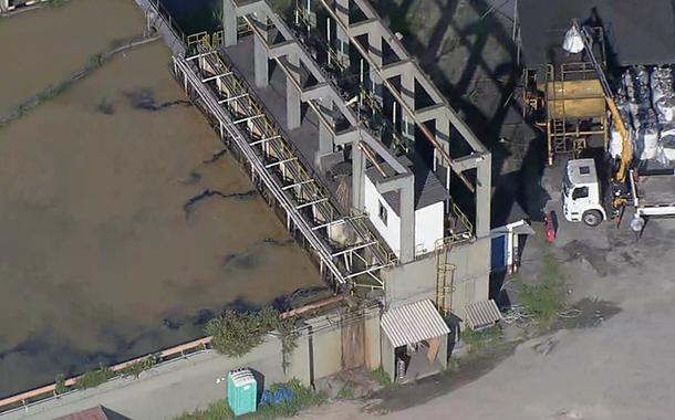 Carga de carvão era jogada no Guandu.