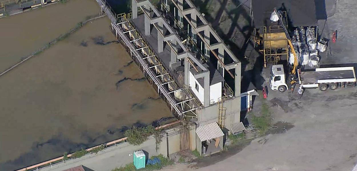 Carga de carvão era jogada no Guandu.