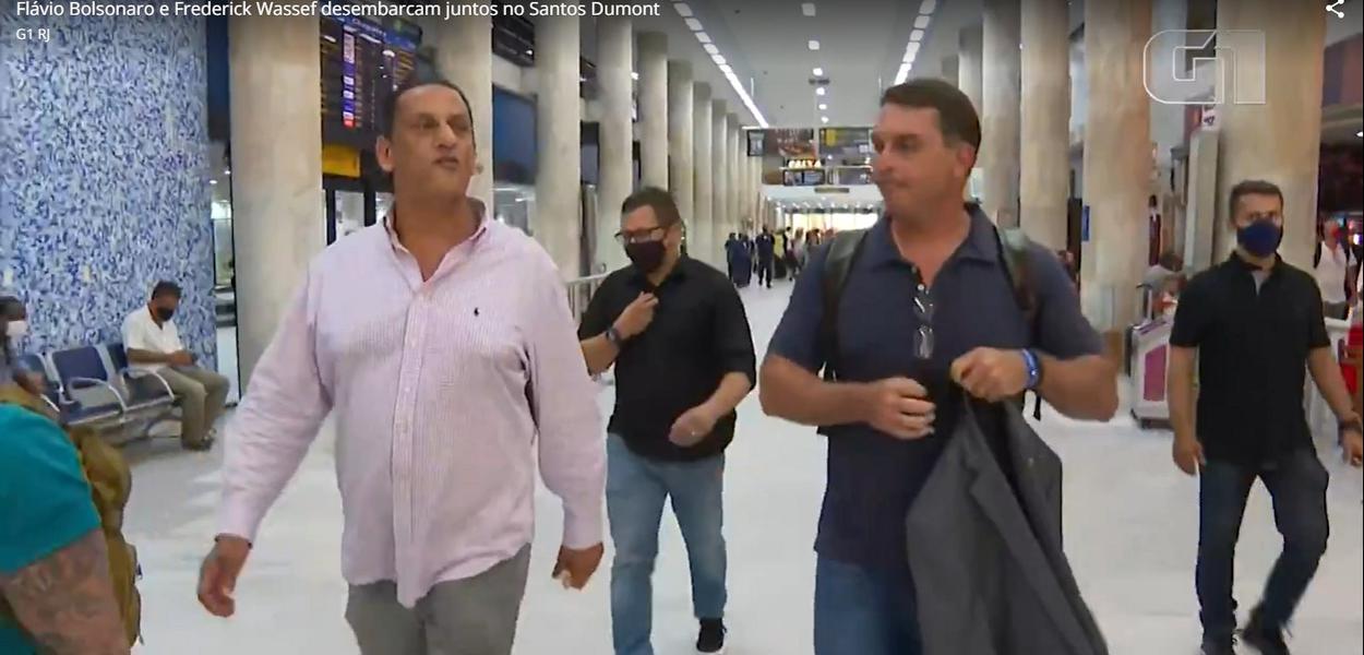 Wassef e Flávio Bolsonaro no aeroporto